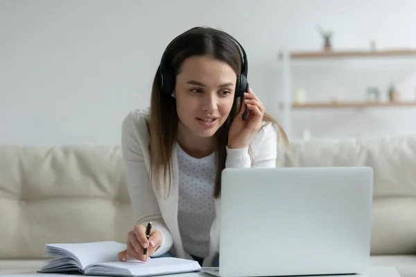 Millennial girl robić notatki studiuje na laptopie w domu — Zdjęcie stockowe