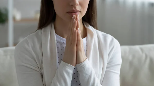 Primer plano de la joven rezando en casa —  Fotos de Stock