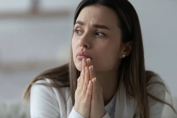 Ongelukkige jonge vrouw verloren in gedachten gevoel depressief — Stockfoto