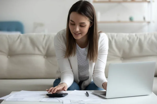 Young woman busy managing home finances paying online — Stock Photo, Image