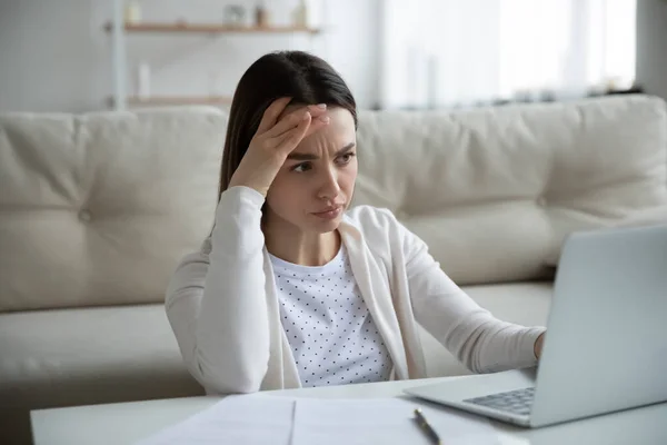 Несчастная женщина подчеркивается медленным подключением к Интернету на ноутбуке — стоковое фото