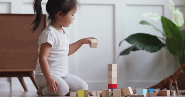 Pequeña niña vietnamita adorable jugando sola en casa . — Vídeos de Stock