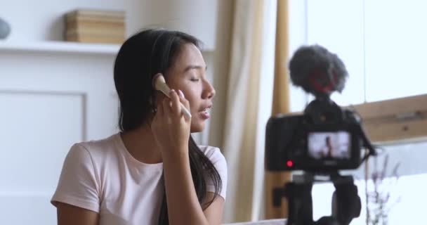 Gelukkig jong aantrekkelijk Vietnamees vrouw blogger opname video. — Stockvideo