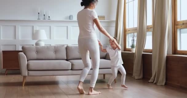 Feliz vietnamita babá brincando com bonito menina criança pequena . — Vídeo de Stock