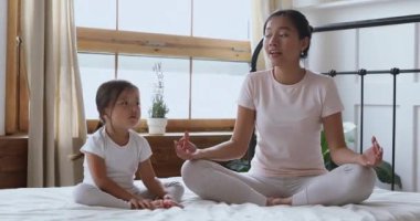 Asyalı kız, annesiyle yatak odasında yoga yaptığını inkar ediyor..
