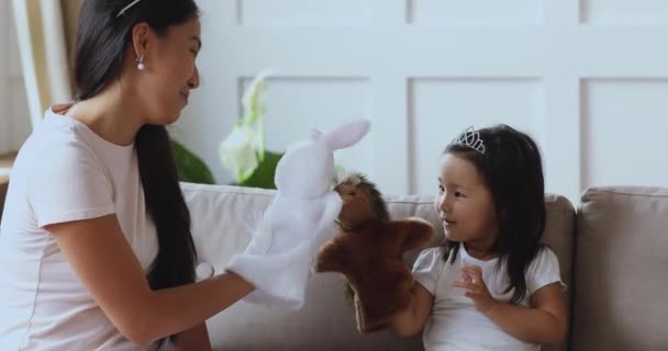 Äldre asiatisk etnicitet syster spelar handleksaker med söt flicka. — Stockvideo