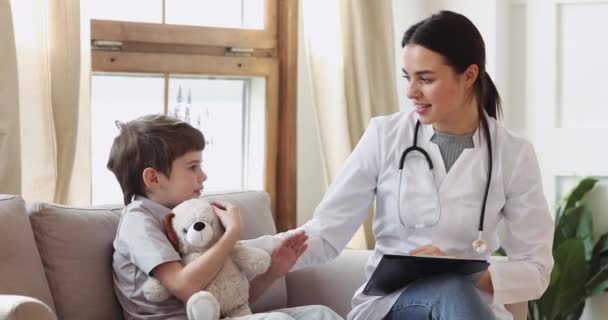 Glad barnläkare läkare uppmuntra förskola unge pojke patient. — Stockvideo