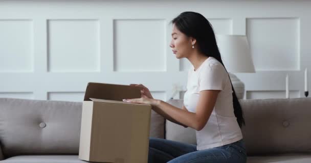 Feliz millennial vietnamita mujer unboxing orden de la tienda de Internet . — Vídeos de Stock