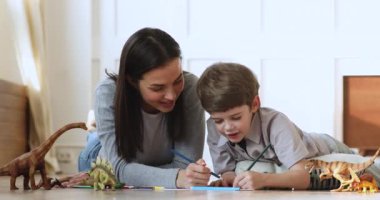 Küçük oğluyla yaratıcı aktivitelere katılan şefkatli bir anne..