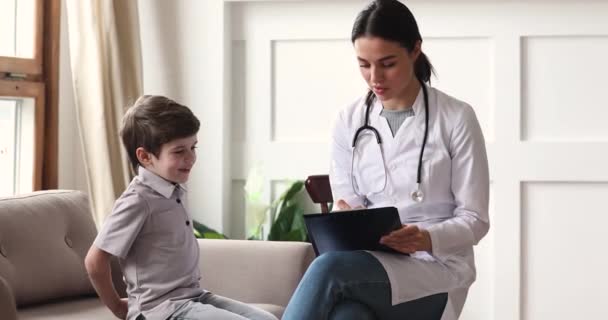 Pediatra feminino consultoria pequeno garoto bonito menino paciente em casa . — Vídeo de Stock