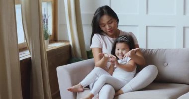 Sadık, genç Vietnamlı, etnik kökenli, çocukla oynayan bir anne..