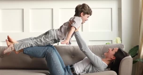 Feliz niño jugando avión con hermana mayor . — Vídeos de Stock