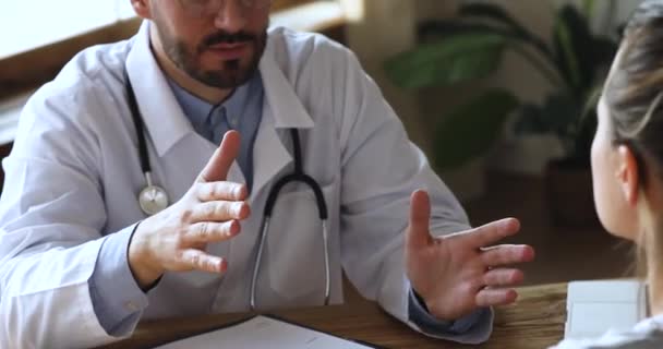 Médico médico general estrechando la mano con el paciente femenino . — Vídeo de stock