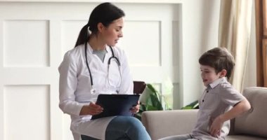 Arkadaş canlısı çocuk doktoru küçük çocuk hastaya beşlik çakıyor..