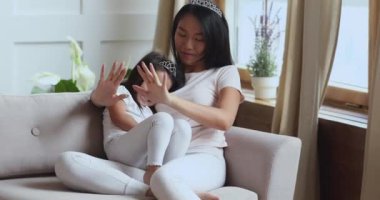 Genç Vietnamlı kız, kız kardeşine sarılıyor..