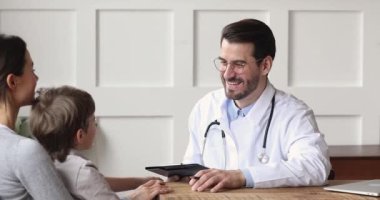 Genç anne, modern klinikte küçük oğlu olan doktoru ziyaret ediyor..