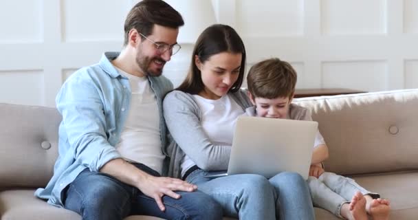 Felice coppia di famiglia amorevole utilizzando il computer con il figlio piccolo bambino . — Video Stock