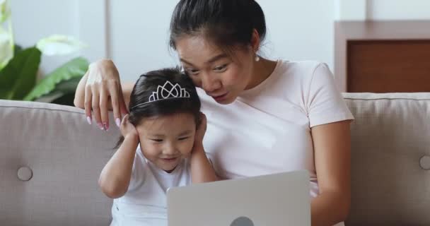 Heureuse jeune femme asiatique montrant application éducative précoce à l'enfant . — Video