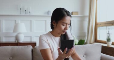 Çekici Vietnamlı etnik kökenli genç bayan güzellik blogcusu video kaydediyor.