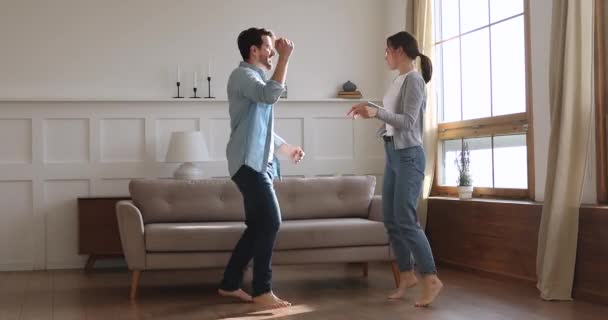 Enérgica pareja de jóvenes casados bailando con música favorita . — Vídeos de Stock