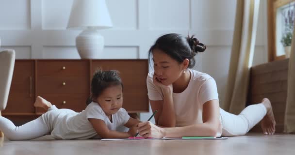 Adorable asiático pequeño bebé niña dibujo con feliz joven madre . — Vídeos de Stock