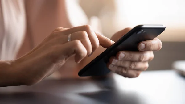 Közelkép női kéz fogja telefon, gépelés a képernyőn — Stock Fotó