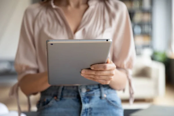 Cerca de la mujer joven que usa la tableta de ordenador en casa — Foto de Stock