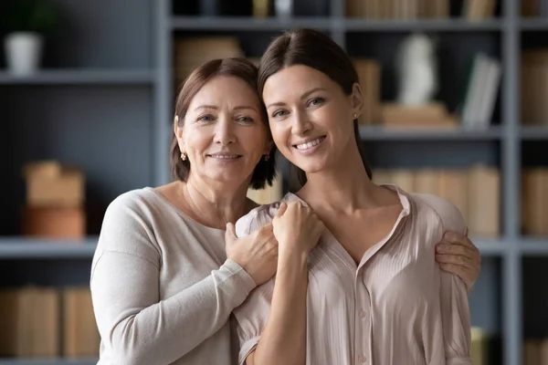 Retrato de tiro na cabeça sorrindo mãe de meia-idade com filha adulta — Fotografia de Stock