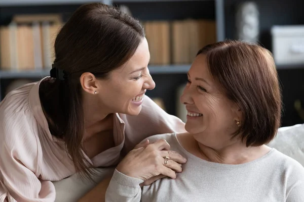 Happy starší matka a dospělá dcera těší citlivý moment — Stock fotografie