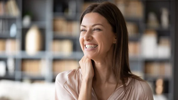 Close-up glimlachende jonge vrouw dromen, denken over een goede toekomst — Stockfoto