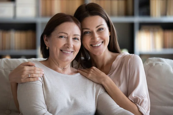 Kopfschuss Porträt reife Mutter und Tochter umarmen sich zu Hause — Stockfoto