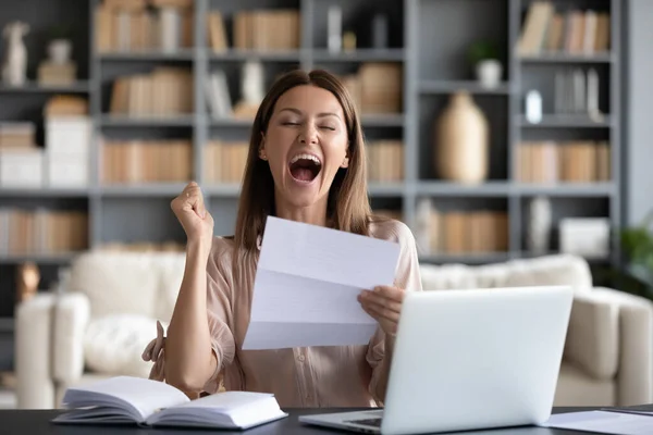 Mujer emocionada leyendo buenas noticias en la carta, gritando de alegría —  Fotos de Stock