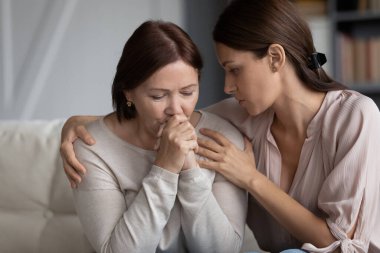 Yetişkin kızını önemseyen, orta yaşlı annesini teselli eden