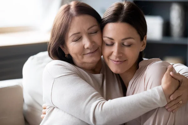 Madura madre e hija adulta abrazándose, disfrutando de momento tierno — Foto de Stock