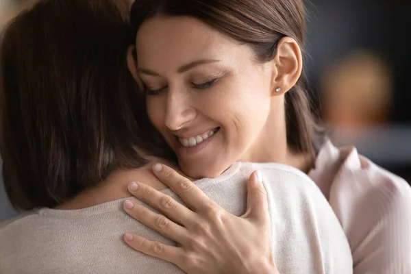 Glimlachende volwassen dochter knuffelen volwassen moeder, genieten teder moment — Stockfoto