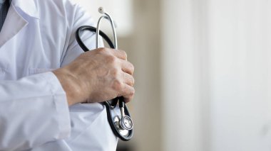 Profesyonel yaşlı doktor steteskop tutuyor, yakın görüş, kopyalama alanı