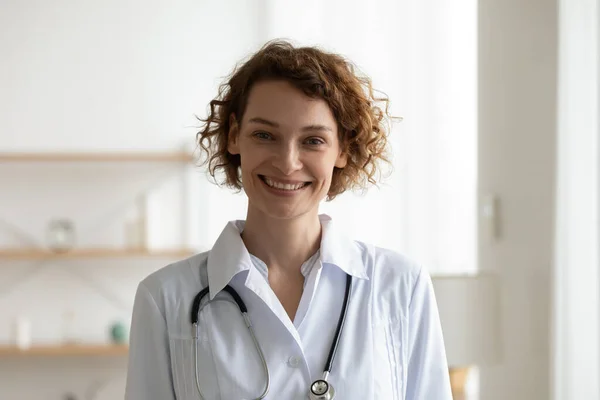 Sorrindo jovem médico vestindo casaco médico branco headshot retrato — Fotografia de Stock