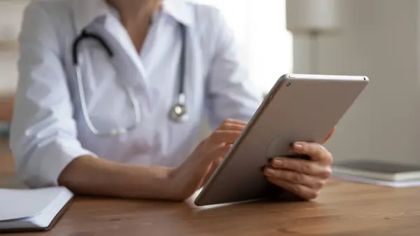 Modern dijital tablet kullanan kadın doktor, görüntüyü kapat — Stok fotoğraf