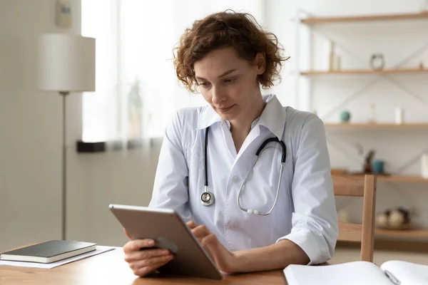 Grave medico professionista che utilizza il computer tablet digitale al lavoro — Foto Stock