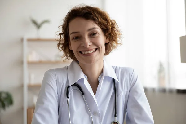 Felice donna medico indossa camice medico bianco guardando la fotocamera — Foto Stock