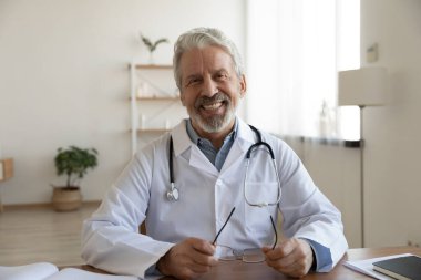 İş yerinde oturan gülümseyen profesyonel terapistin portresi.