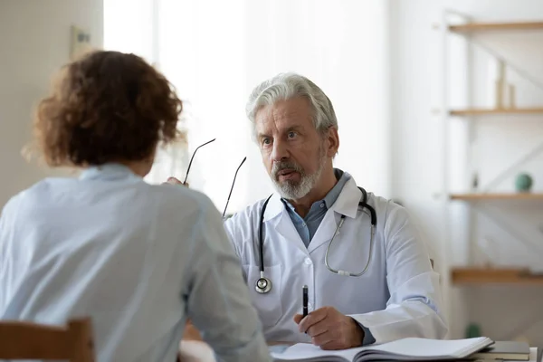 Beruflicher Oberarzt berät Patientin im Krankenhaus — Stockfoto