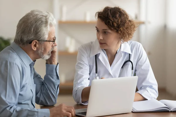 Young female professional doctor physician consulting old male patient — Stock Photo, Image