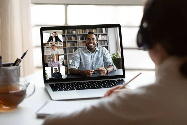 Fame werknemer hebben webcam conferentie met collega 's — Stockfoto