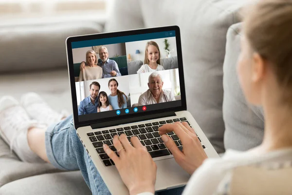 Millennial menina se divertir conversando em vídeo chamada com a família — Fotografia de Stock