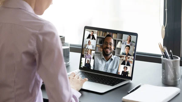 Vrouwelijke werknemer betrokken bij online team briefing op de computer — Stockfoto