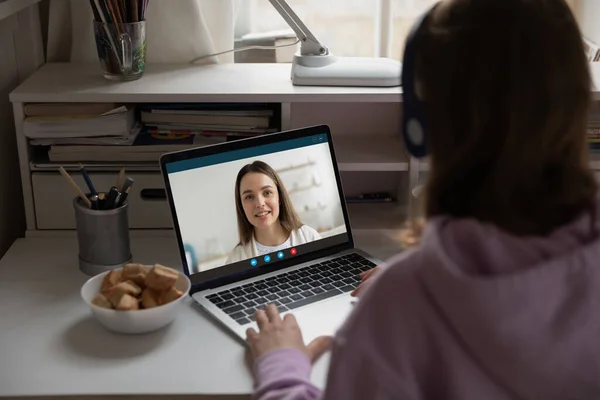 Девочка-подросток провела онлайн-урок с учителем на компьютере — стоковое фото