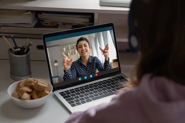 Giovane ragazza hanno videochiamata con insegnante a casa — Foto Stock