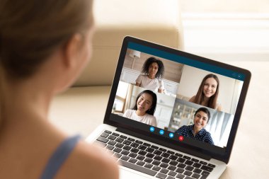 Milenyum kızı kız arkadaşlarıyla internette konuşurken iyi eğlenceler.