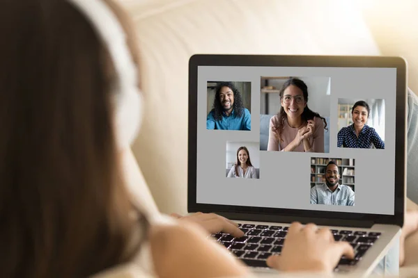 Visão traseira da conversa da menina na chamada de vídeo com amigos — Fotografia de Stock